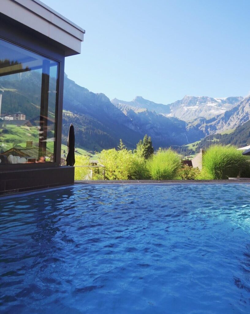 Direction THE CAMBRIAN, un hôtel aussi design que chaleureux, lové dans les hauteurs d'Adelboden.