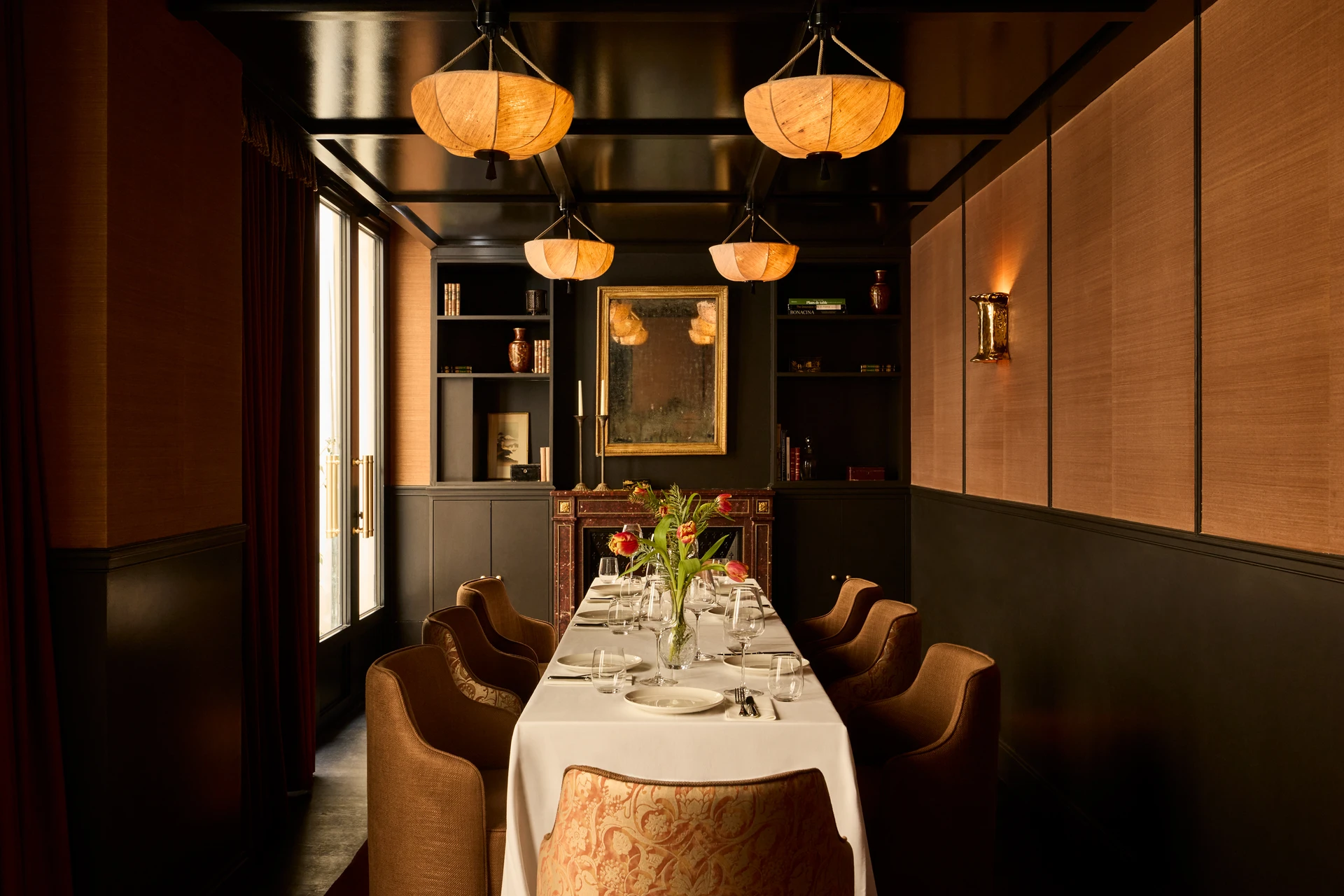 Le Boudoir de L’Opale Noire mêle décor Belle Époque, assiettes à partager, cocktails et ambiance feutrée.