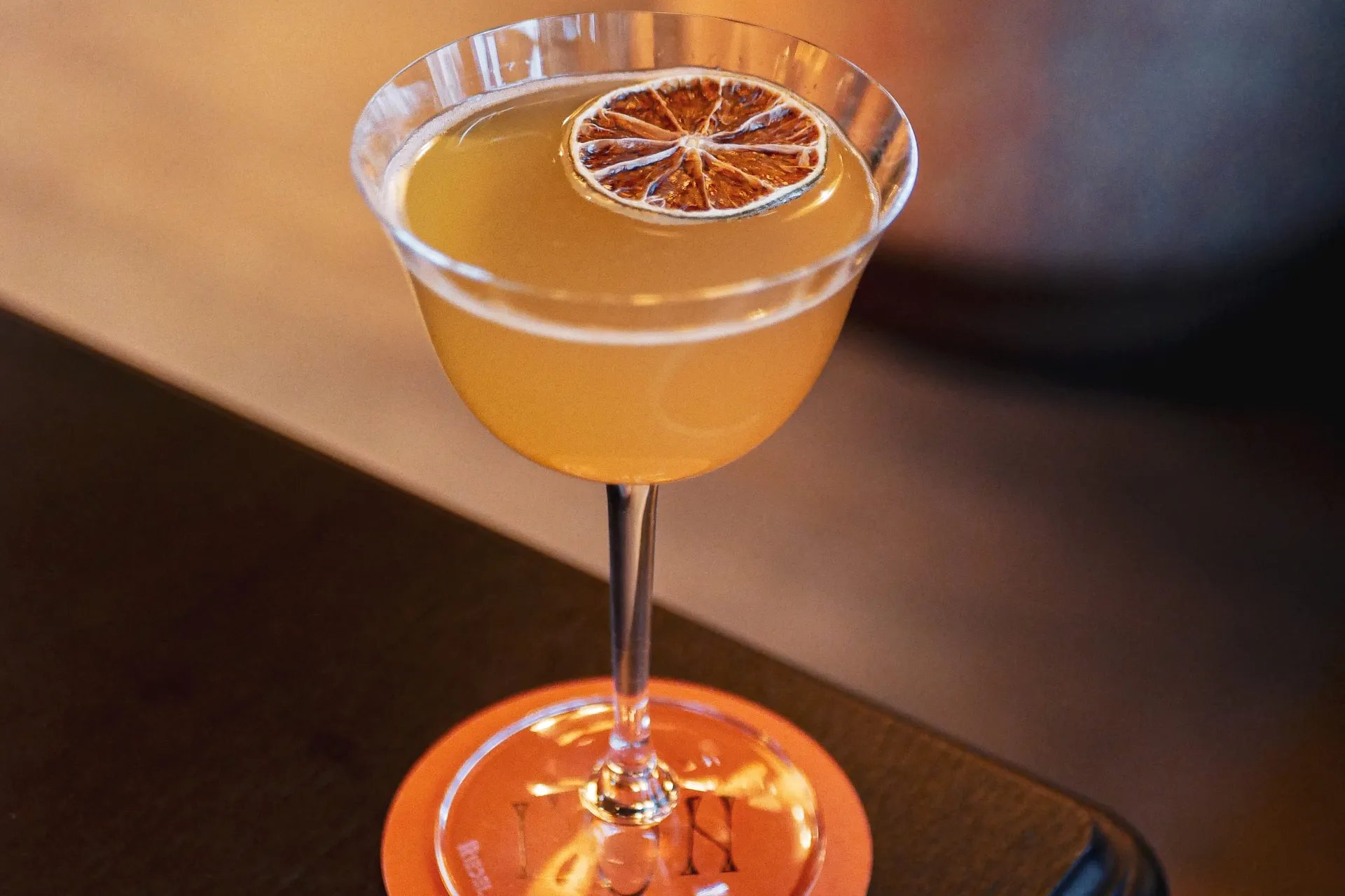 Le Boudoir de L’Opale Noire mêle décor Belle Époque, assiettes à partager, cocktails et ambiance feutrée.