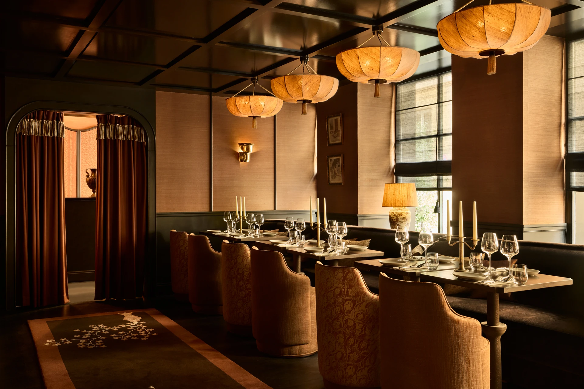Le Boudoir de L’Opale Noire mêle décor Belle Époque, assiettes à partager, cocktails et ambiance feutrée.