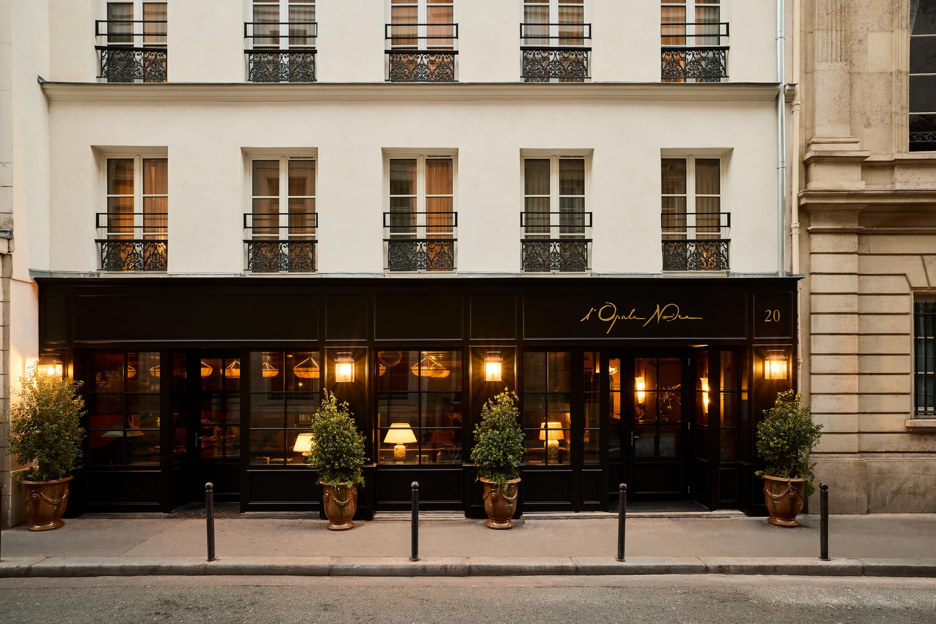 Le Boudoir de L’Opale Noire mêle décor Belle Époque, assiettes à partager, cocktails et ambiance feutrée.