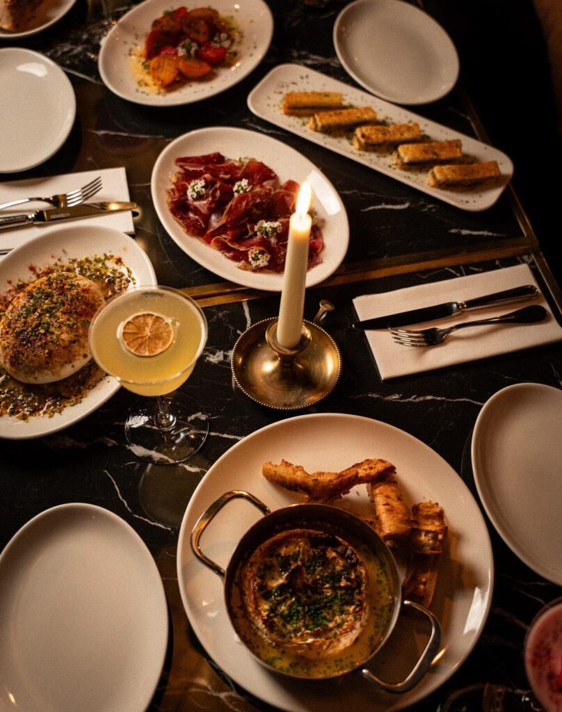 Le Boudoir de L’Opale Noire mêle décor Belle Époque, assiettes à partager, cocktails et ambiance feutrée.