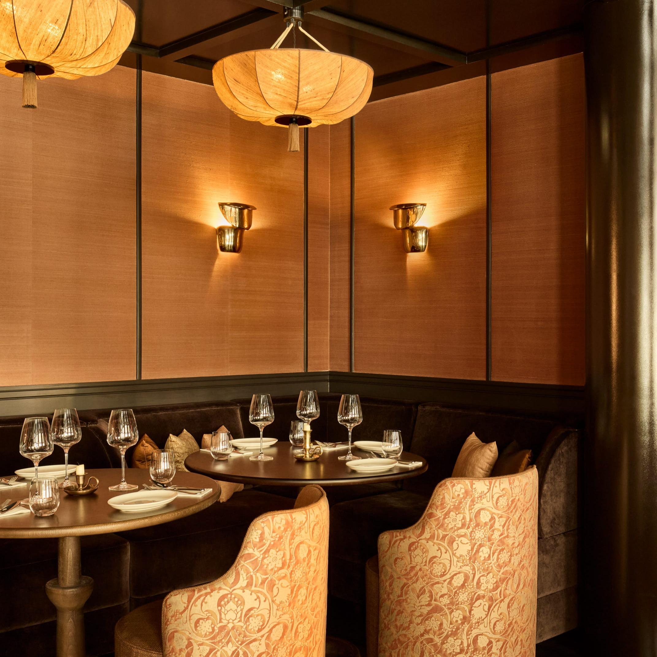 Le Boudoir de L’Opale Noire mêle décor Belle Époque, assiettes à partager, cocktails et ambiance feutrée.