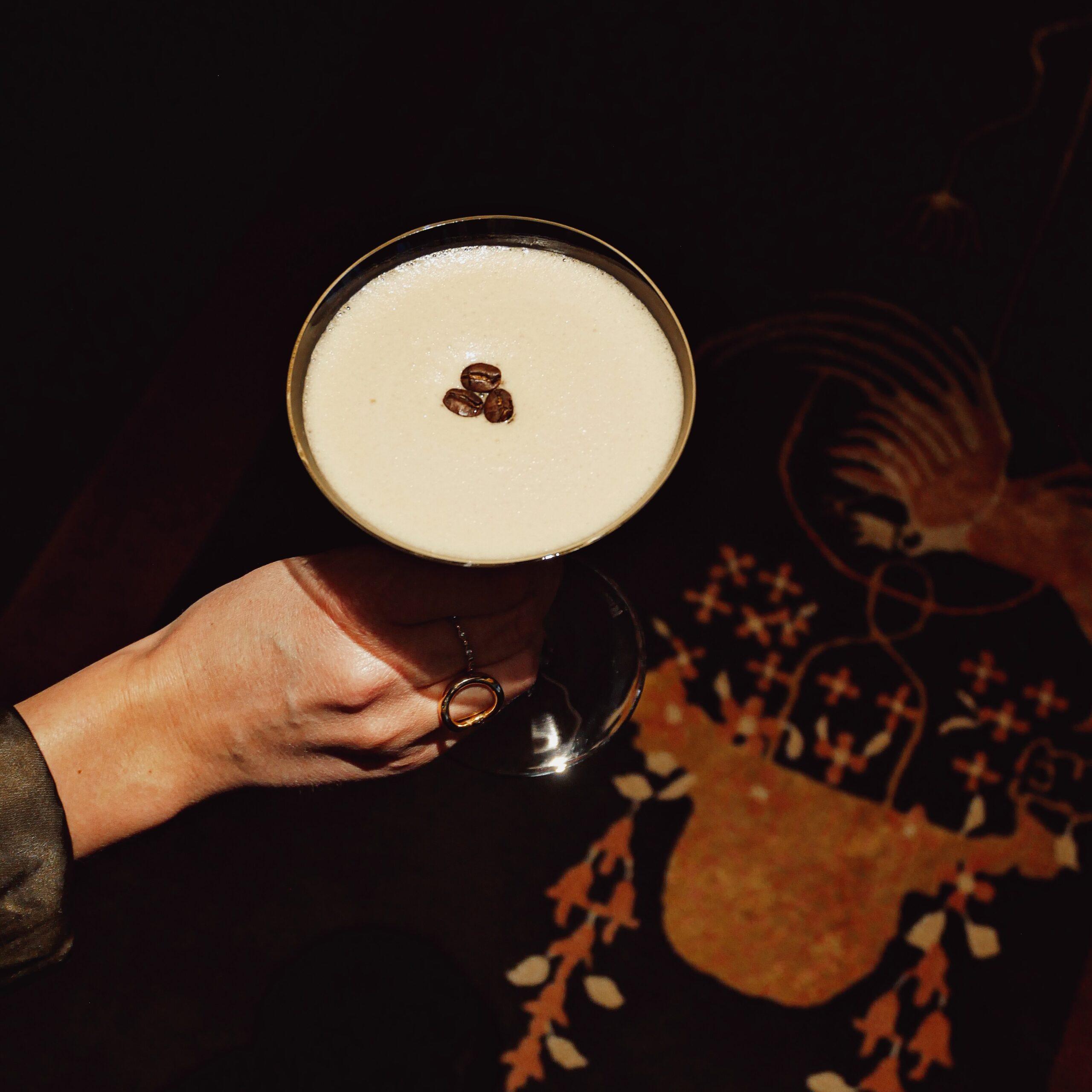 Le Boudoir de L’Opale Noire mêle décor Belle Époque, assiettes à partager, cocktails et ambiance feutrée.