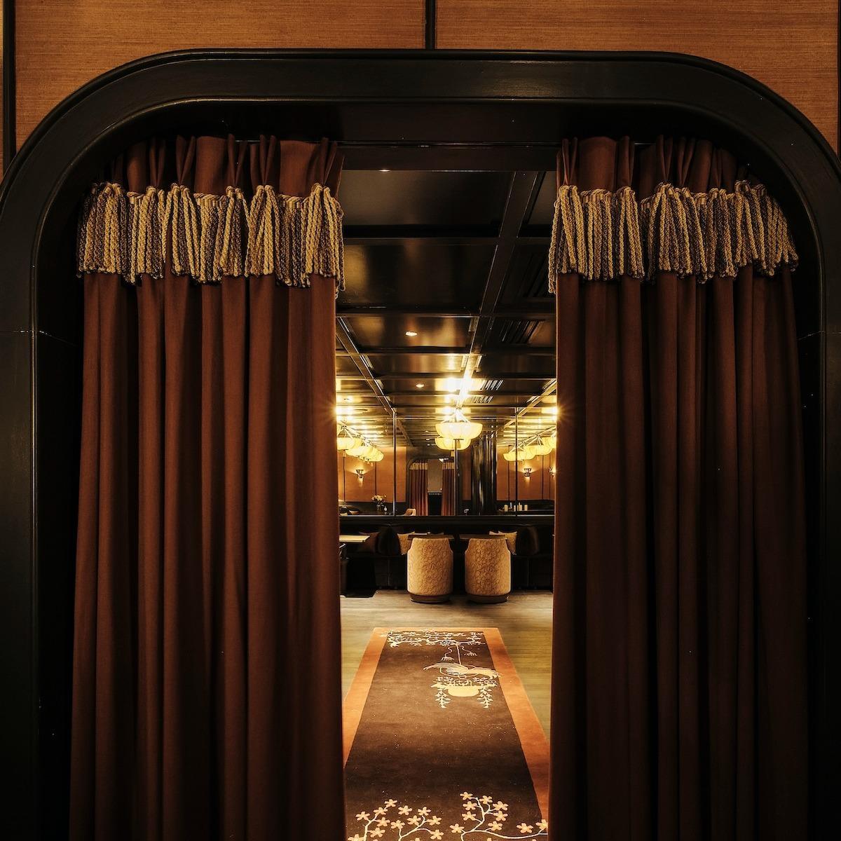 Le Boudoir de L’Opale Noire mêle décor Belle Époque, assiettes à partager, cocktails et ambiance feutrée.
